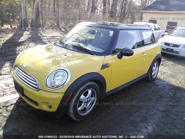 WMWMF33589TU75364 - 2009 MINI COOPER YELLOW photo 2