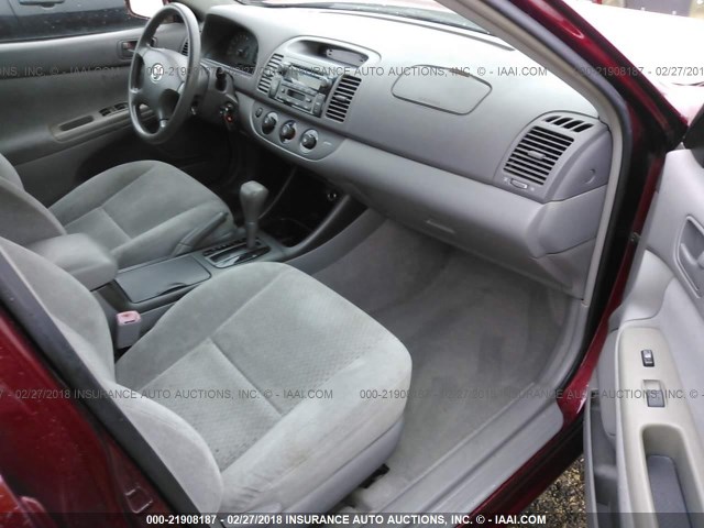 4T1BF32K34U072621 - 2004 TOYOTA CAMRY LE/XLE/SE წითელი ფოტო 5
