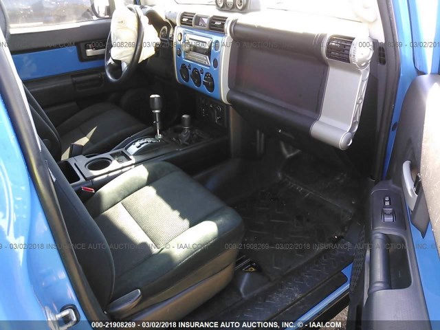 JTEBU11F270092319 - 2007 TOYOTA FJ CRUISER BLUE photo 5