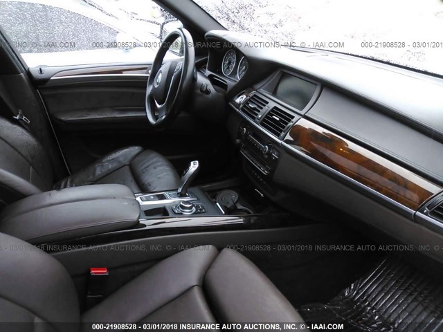 5UXZV8C57DL892555 - 2013 BMW X5 XDRIVE50I WHITE photo 5