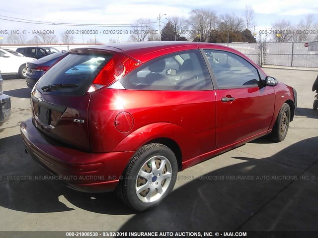 3FAFP31N05R108522 - 2005 FORD FOCUS ZX3 RED photo 4