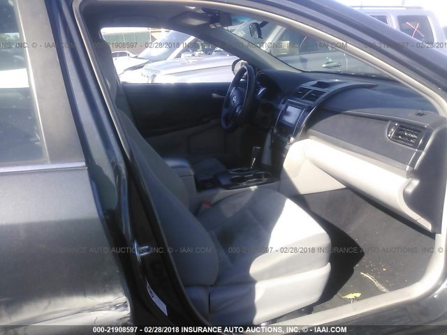 4T4BF1FK0CR253257 - 2012 TOYOTA CAMRY SE/LE/XLE GRAY photo 5