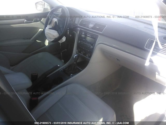 1VWAS7A32EC080226 - 2014 VOLKSWAGEN PASSAT S SILVER photo 5