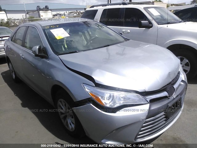 4T1BF1FK2HU732541 - 2017 TOYOTA CAMRY LE/XLE/SE/XSE ვერცხლისფერი ფოტო 1