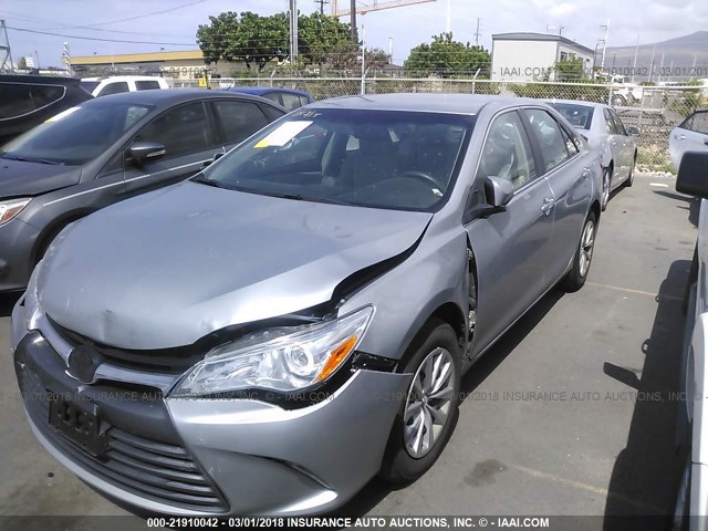 4T1BF1FK2HU732541 - 2017 TOYOTA CAMRY LE/XLE/SE/XSE SILVER photo 2