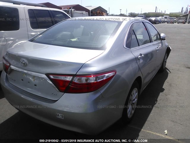 4T1BF1FK2HU732541 - 2017 TOYOTA CAMRY LE/XLE/SE/XSE ვერცხლისფერი ფოტო 4