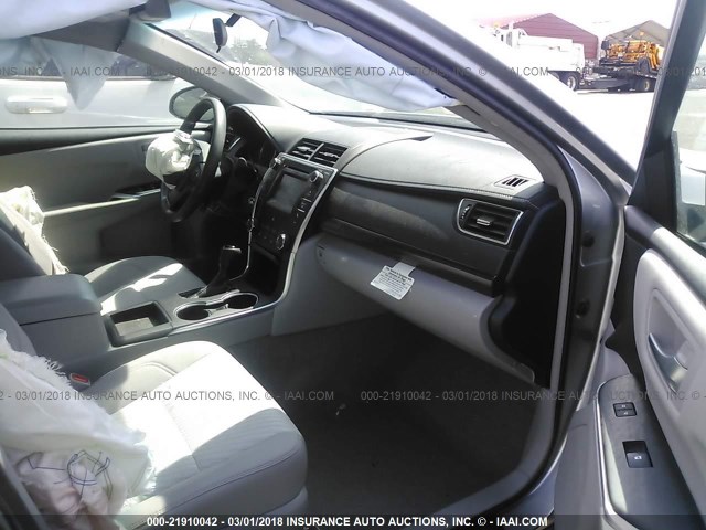 4T1BF1FK2HU732541 - 2017 TOYOTA CAMRY LE/XLE/SE/XSE ვერცხლისფერი ფოტო 5