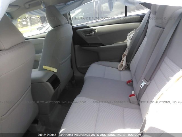 4T1BF1FK2HU732541 - 2017 TOYOTA CAMRY LE/XLE/SE/XSE ვერცხლისფერი ფოტო 8