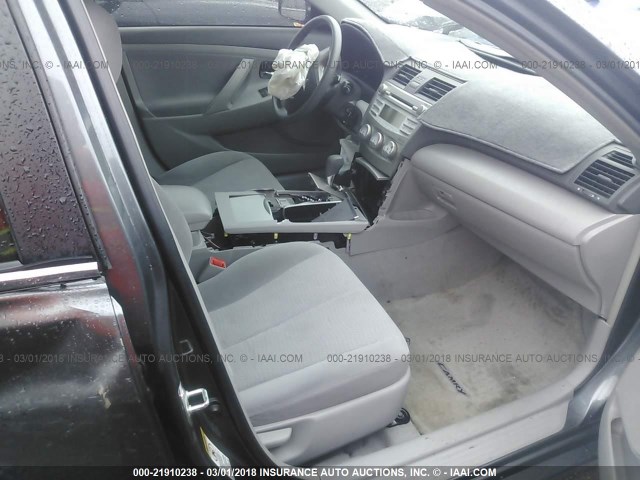 4T4BF3EKXAR017015 - 2010 TOYOTA CAMRY SE/LE/XLE GRAY photo 5