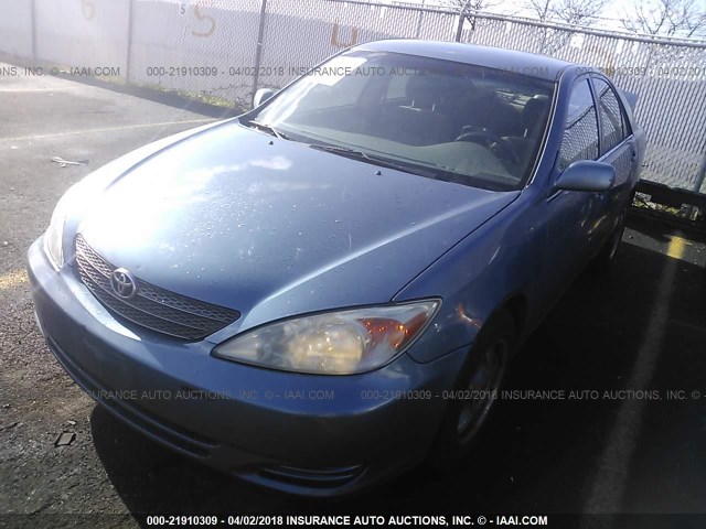 JTDBE32K040278123 - 2004 TOYOTA CAMRY LE/XLE BLUE photo 2