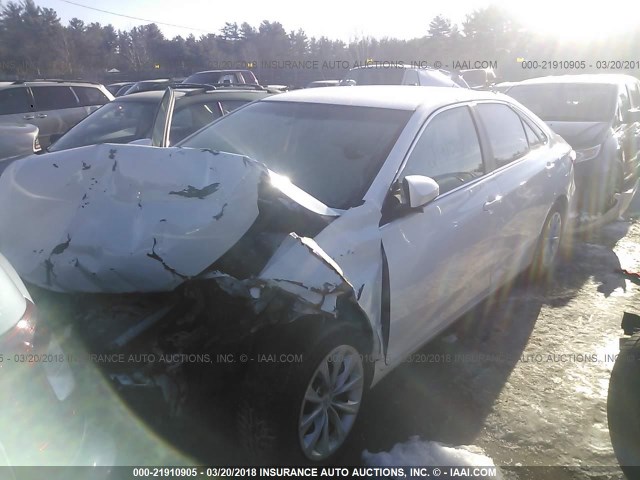 4T4BF1FK7FR454674 - 2015 TOYOTA CAMRY LE/XLE/SE/XSE WHITE photo 2