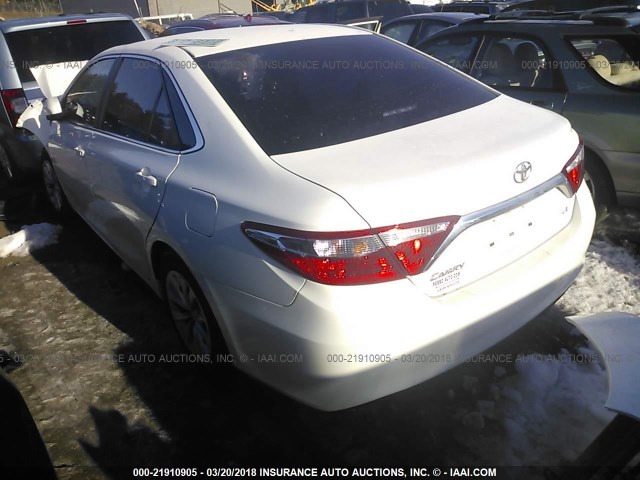 4T4BF1FK7FR454674 - 2015 TOYOTA CAMRY LE/XLE/SE/XSE WHITE photo 3