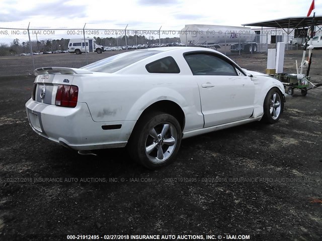 1ZVHT82H685138293 - 2008 FORD MUSTANG GT WHITE photo 4