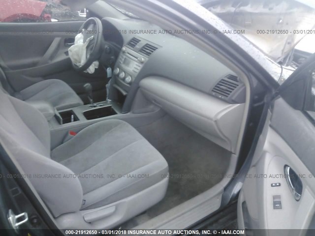 4T4BF3EK7BR190671 - 2011 TOYOTA CAMRY SE/LE/XLE Серый фото 5
