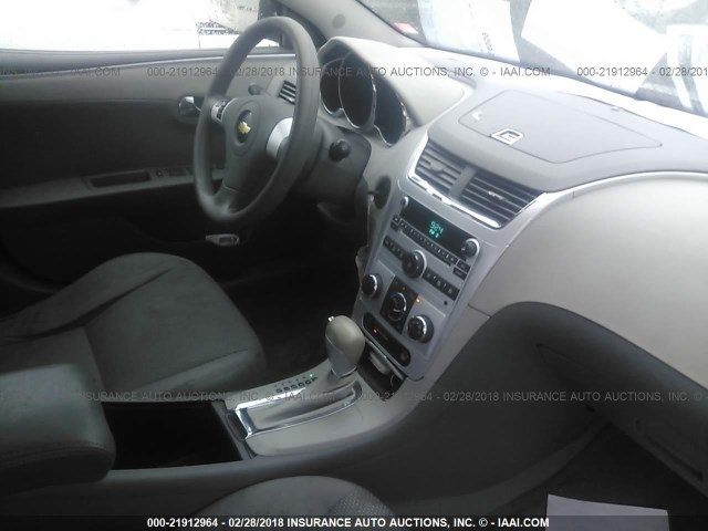 1G1ZA5EB0AF175254 - 2010 CHEVROLET MALIBU LS 银色 照片 5