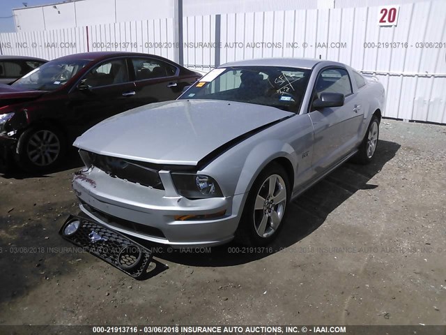 1ZVFT82H465229423 - 2006 FORD MUSTANG GT SILVER photo 2