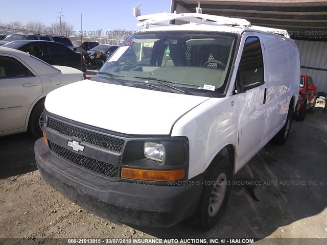 1GCWGFCF8F1244085 - 2015 CHEVROLET EXPRESS G2500  WHITE photo 2