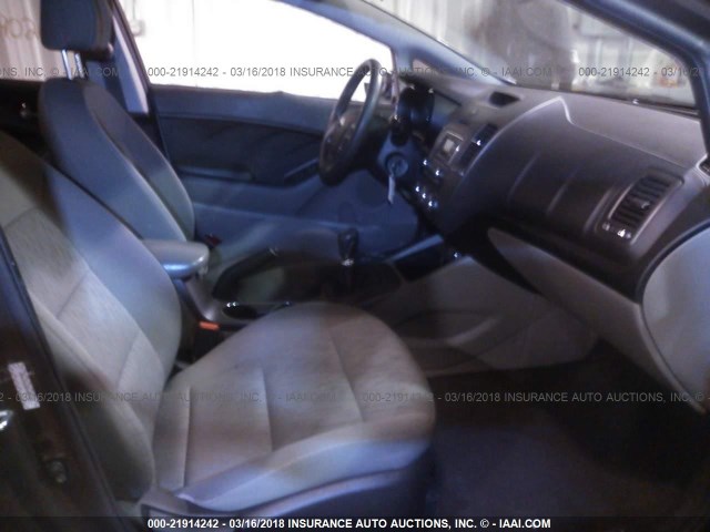 KNAFK4A63E5062580 - 2014 KIA FORTE LX GRAY photo 5