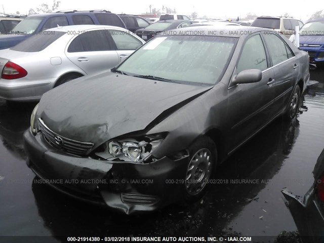 4T1BF32K95U603354 - 2005 TOYOTA CAMRY LE/XLE/SE ნაცრისფერი ფოტო 2