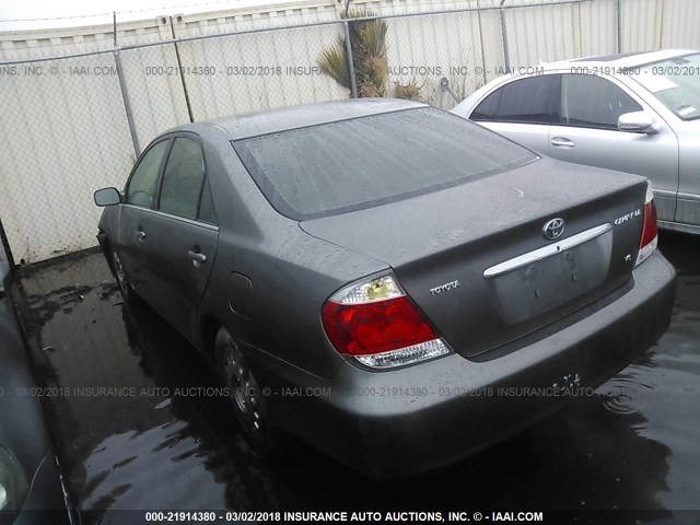 4T1BF32K95U603354 - 2005 TOYOTA CAMRY LE/XLE/SE ნაცრისფერი ფოტო 3