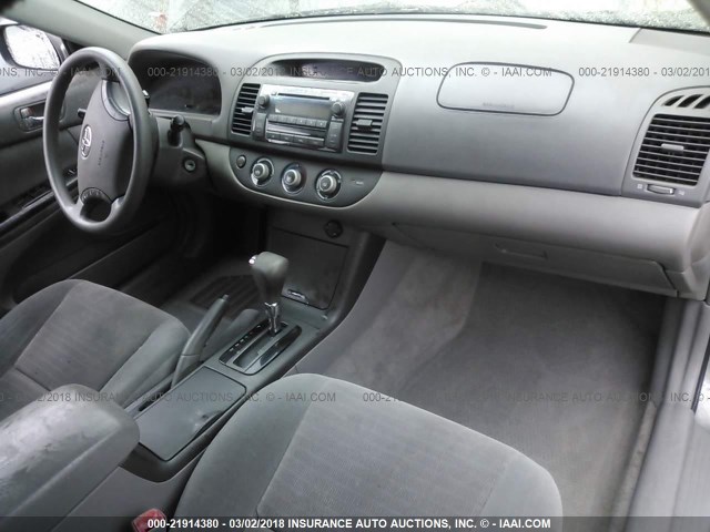 4T1BF32K95U603354 - 2005 TOYOTA CAMRY LE/XLE/SE ნაცრისფერი ფოტო 5