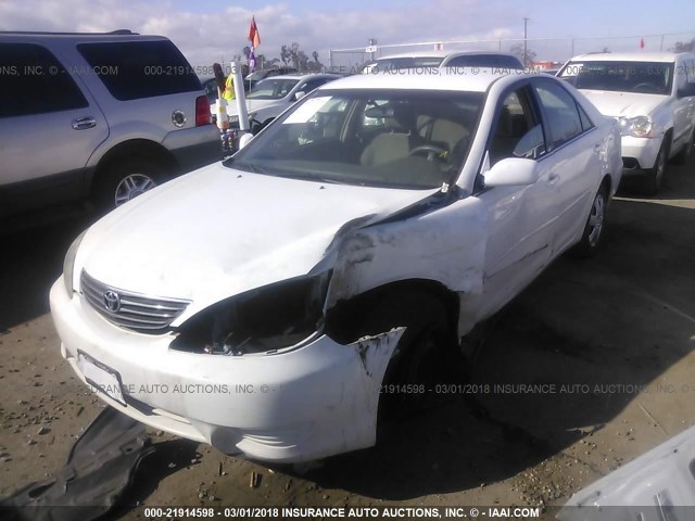 4T1BE32K65U025541 - 2005 TOYOTA CAMRY LE/XLE/SE WHITE photo 2