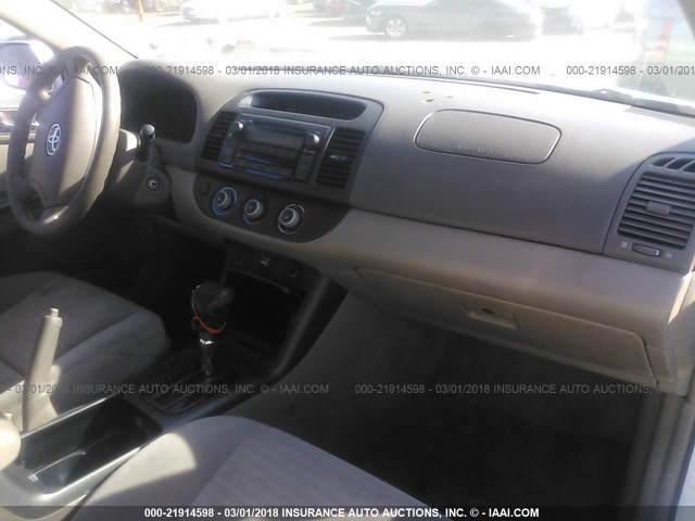 4T1BE32K65U025541 - 2005 TOYOTA CAMRY LE/XLE/SE WHITE photo 5