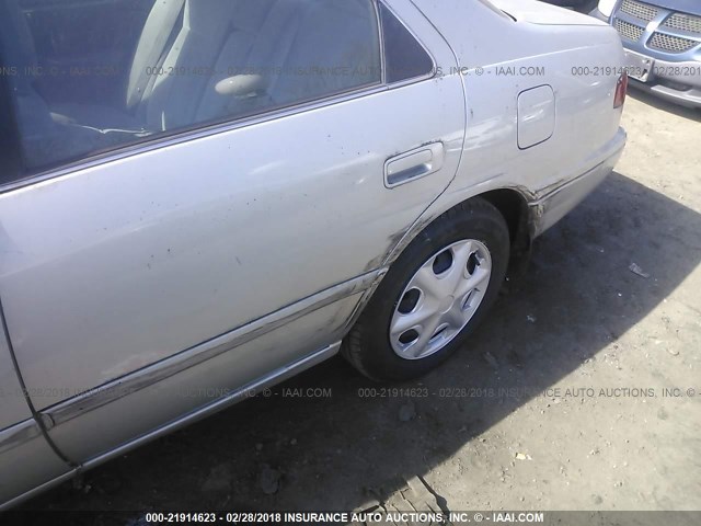 4T1BG22K11U065394 - 2001 TOYOTA CAMRY CE/LE/XLE 银色 照片 6