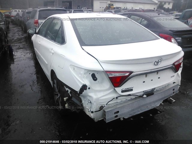 4T1BF1FK7HU678959 - 2017 TOYOTA CAMRY LE/XLE/SE/XSE WHITE photo 3