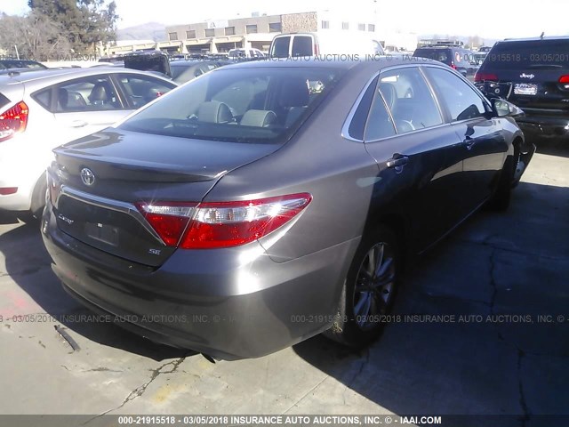 4T1BF1FK3HU628690 - 2017 TOYOTA CAMRY LE/XLE/SE/XSE GRAY photo 4