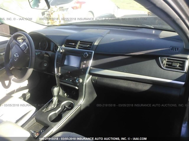 4T1BF1FK3HU628690 - 2017 TOYOTA CAMRY LE/XLE/SE/XSE GRAY photo 5