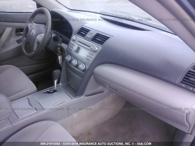 4T1BF3EK2AU105714 - 2010 TOYOTA CAMRY SE/LE/XLE GRAY photo 5