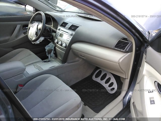 4T1BF3EK3BU130025 - 2011 TOYOTA CAMRY SE/LE/XLE GRAY photo 5