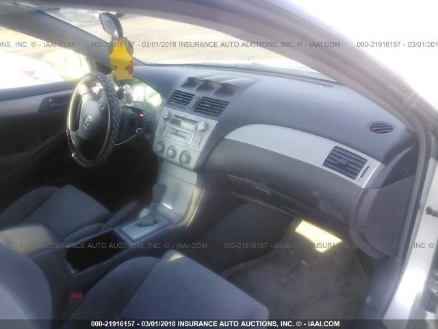 4T1CA38PX6U102318 - 2006 TOYOTA CAMRY SOLARA SE/SLE 银色 照片 5