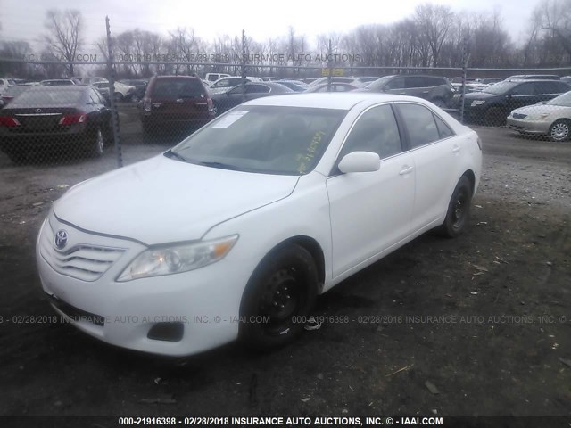 4T1BF3EK2BU604319 - 2011 TOYOTA CAMRY SE/LE/XLE WHITE photo 2
