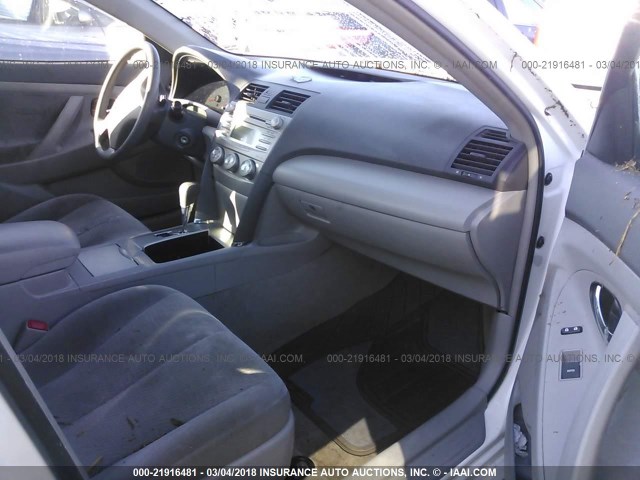 4T1BF3EK1AU544239 - 2010 TOYOTA CAMRY SE/LE/XLE WHITE photo 5