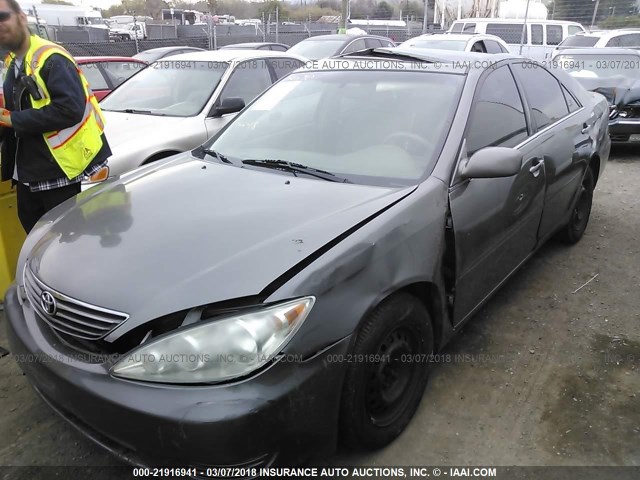 4T1BE32K25U958773 - 2005 TOYOTA CAMRY LE/XLE/SE GRAY photo 2