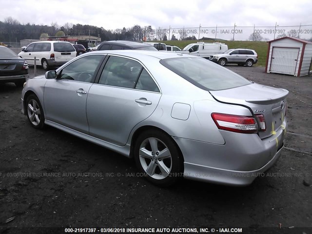 4T1BF3EK2BU122224 - 2011 TOYOTA CAMRY SE/LE/XLE SILVER photo 3