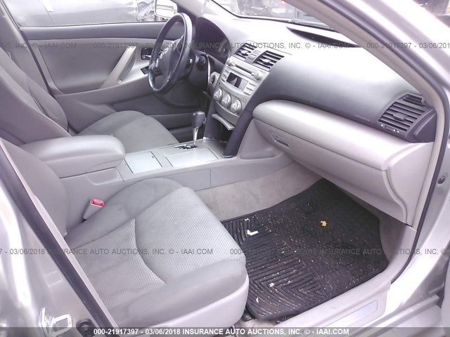 4T1BF3EK2BU122224 - 2011 TOYOTA CAMRY SE/LE/XLE SILVER photo 5