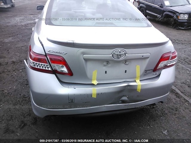 4T1BF3EK2BU122224 - 2011 TOYOTA CAMRY SE/LE/XLE SILVER photo 6