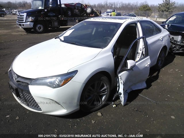 4T1BF1FK2HU301116 - 2017 TOYOTA CAMRY LE/XLE/SE/XSE WHITE photo 2