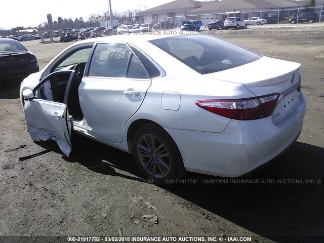 4T1BF1FK2HU301116 - 2017 TOYOTA CAMRY LE/XLE/SE/XSE WHITE photo 3