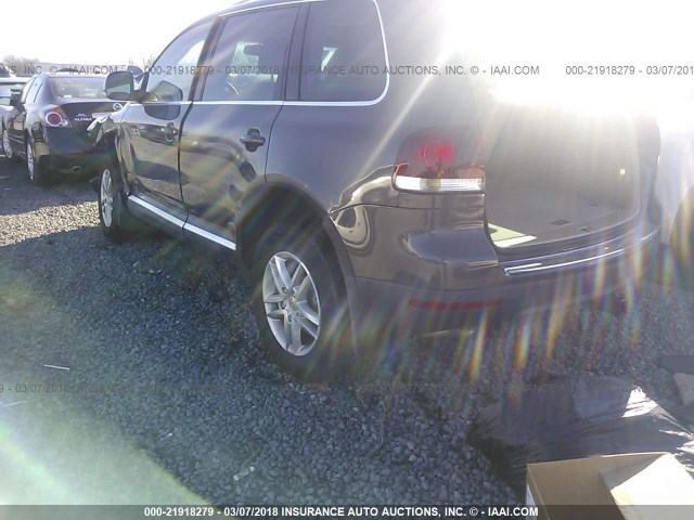 WVGBF7A97AD003304 - 2010 VOLKSWAGEN TOUAREG V6 GRAY photo 3