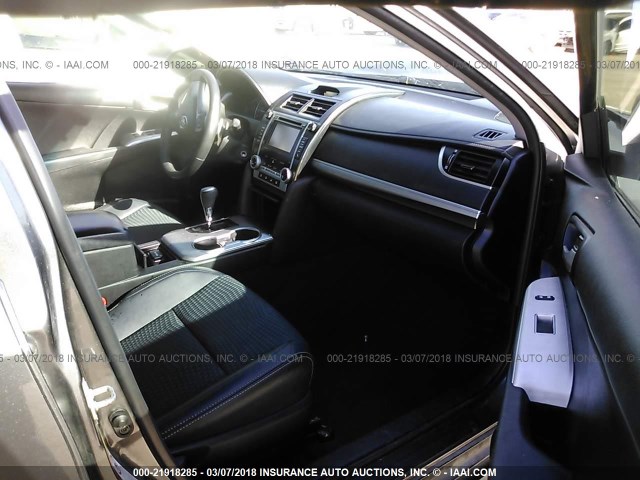 4T1BF1FKXEU378571 - 2014 TOYOTA CAMRY L/SE/LE/XLE 灰色 照片 5