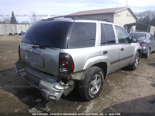 1GNDT13S752193312 - 2005 CHEVROLET TRAILBLAZER LS/LT SILVER photo 4