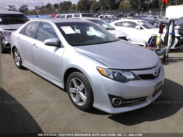 4T1BF1FKXDU215790 - 2013 TOYOTA CAMRY L/SE/LE/XLE 银色 照片 1