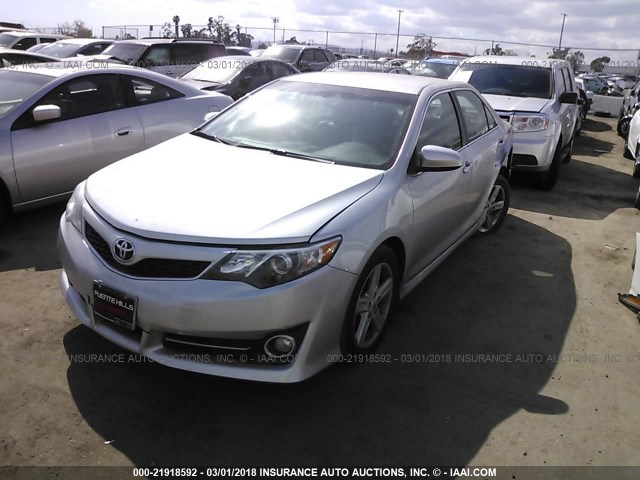 4T1BF1FKXDU215790 - 2013 TOYOTA CAMRY L/SE/LE/XLE SILVER photo 2