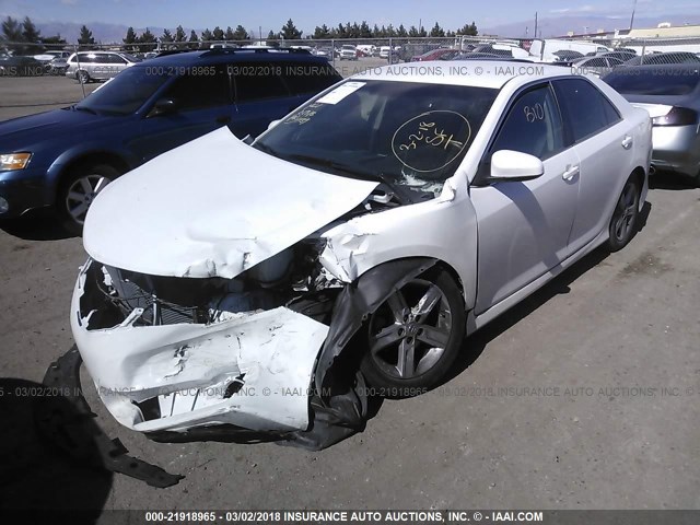 4T1BF1FK3CU526380 - 2012 TOYOTA CAMRY SE/LE/XLE WHITE photo 2