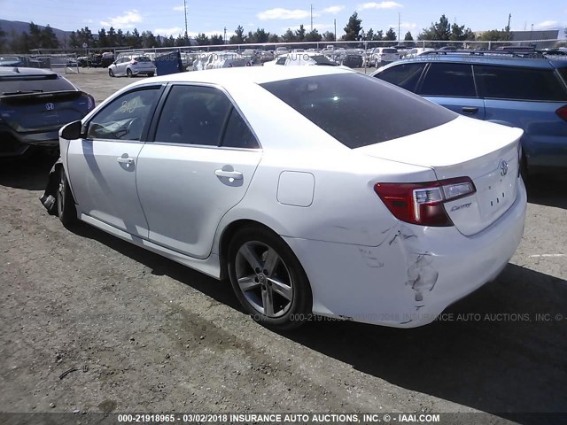 4T1BF1FK3CU526380 - 2012 TOYOTA CAMRY SE/LE/XLE WHITE photo 3