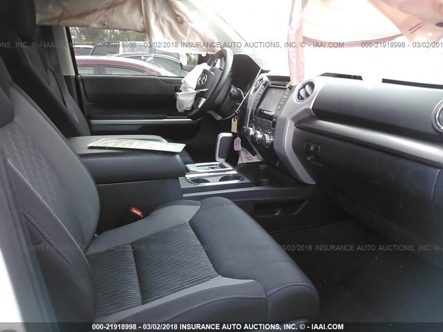 5TFUY5F16GX572585 - 2016 TOYOTA TUNDRA DOUBLE CAB SR/SR5 WHITE photo 5